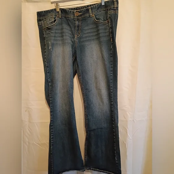 Maurices Blue Boot Cut Jeans Size 20 Regular for Women. Cute Pocket Detail. - Picture 2 of 12